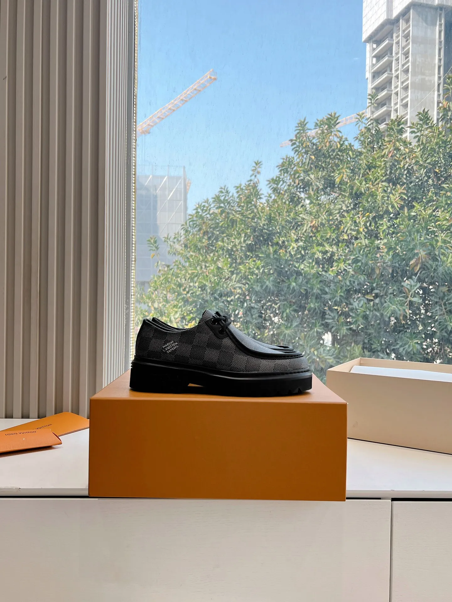 👟👟Ex-factory price 720👟👟 What you see is what you get G199 top version Louis Vuitto Louis Vuitton LV donkey brand L Carrefour shoes Archlight classic Skate sports and leisure thick-soled shoes Your LV outfit is shared today Louis Vuitton Presbyopic thick-soled loafers Original purchase and development Production Original purchase and development Production This LV Archlight sneaker is from Cut from cow leather in a playful shape. Double laces embellished with Louis Vuitton logo beading. The wide tongue and wavy outsole establish recognition, both are decorated with the LV Circle logo ▪️Fabric: Original imported original material ▪️Inner lining: Original customized lining ▪️Sole: Original molded genuine ▪️Size: Women's 35-45 (please note male and female when ordering at 39.40, 45 is not refundable or exchangeable for customization)